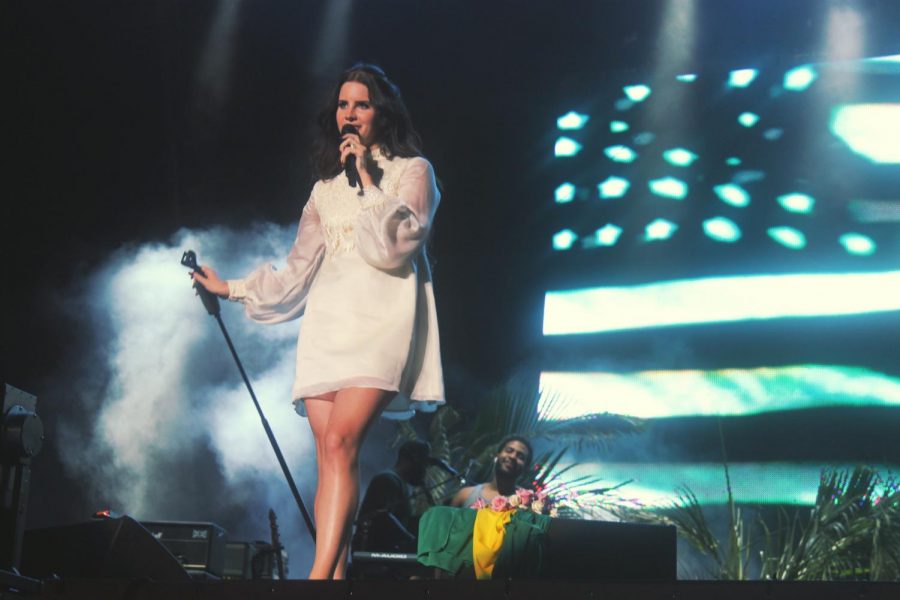 Lana Del Ray sings on current tour.
