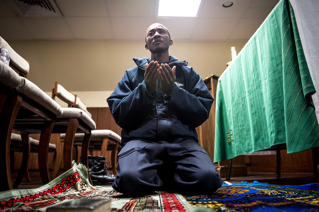 Muslim ICE detainees report mistreatment – Paw Prints