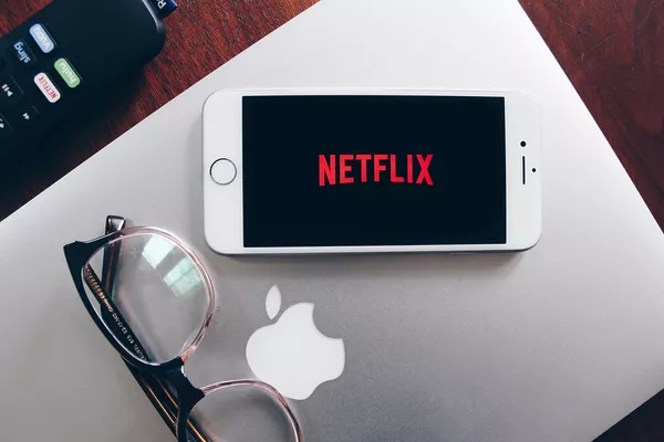 Netflix faces a decline in subscribers and may implement new features starting in 2023.
